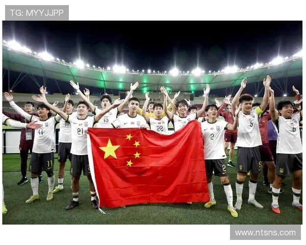 决赛氛围浓烈 U23国足发布会聚焦冠军奖杯